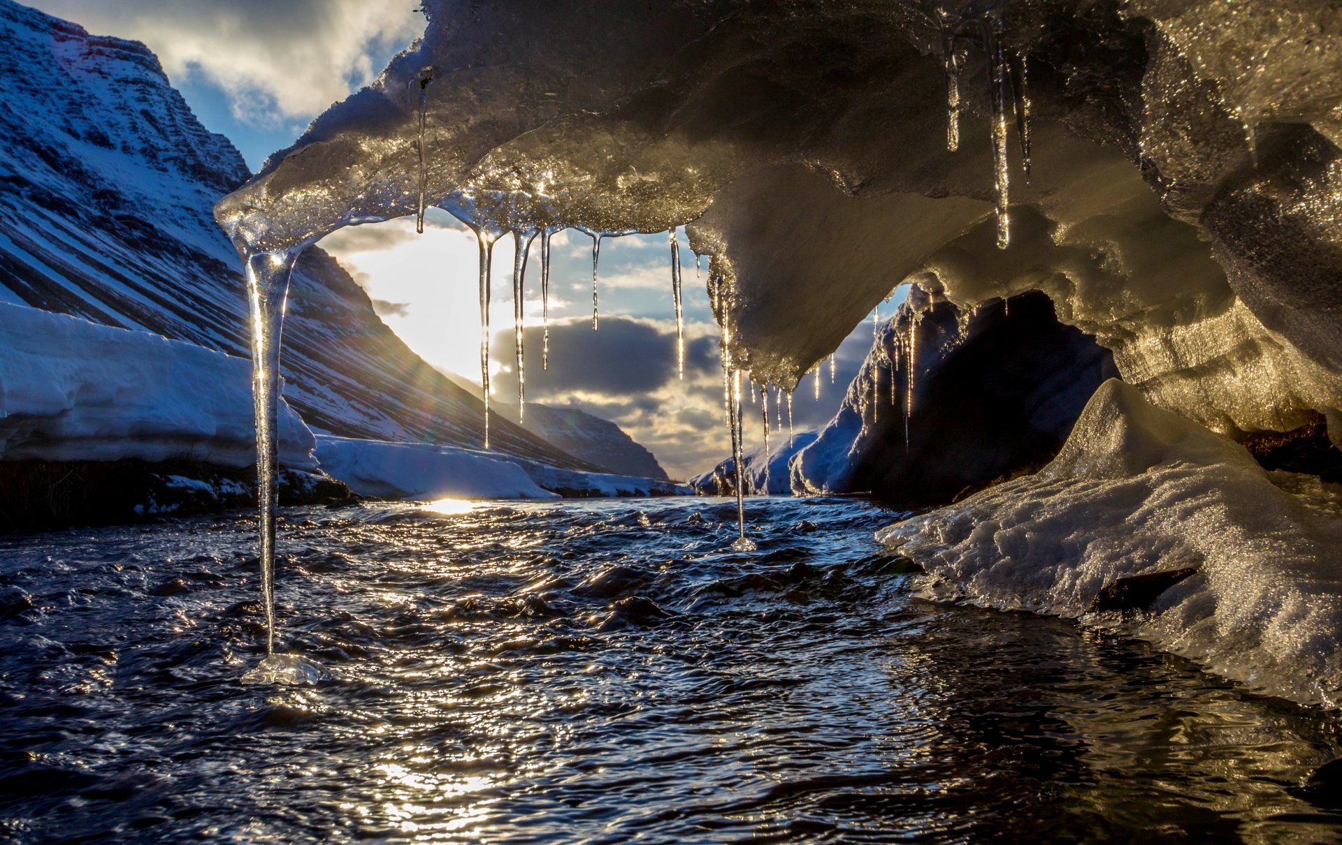 montagne inverno fiume ghiaccioli neve sole cielo nuvole