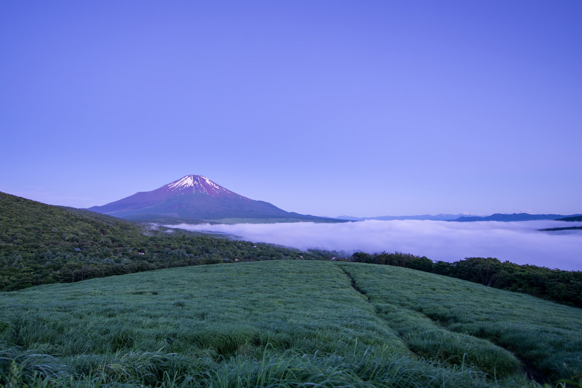 japón honshu fujiyama volcán montaña niebla noche azul cielo