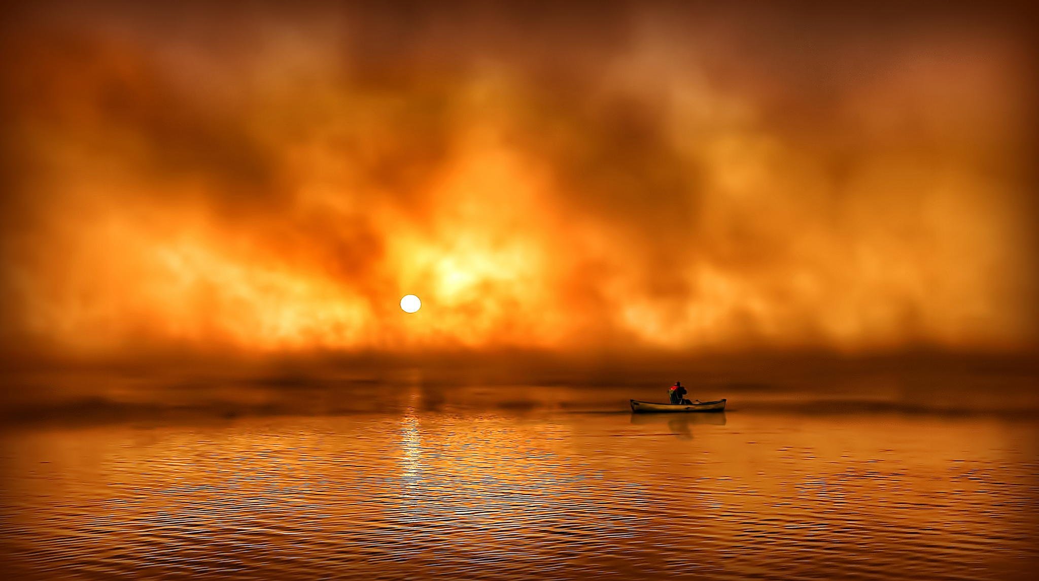 canoa en la niebla sol olas amanecer