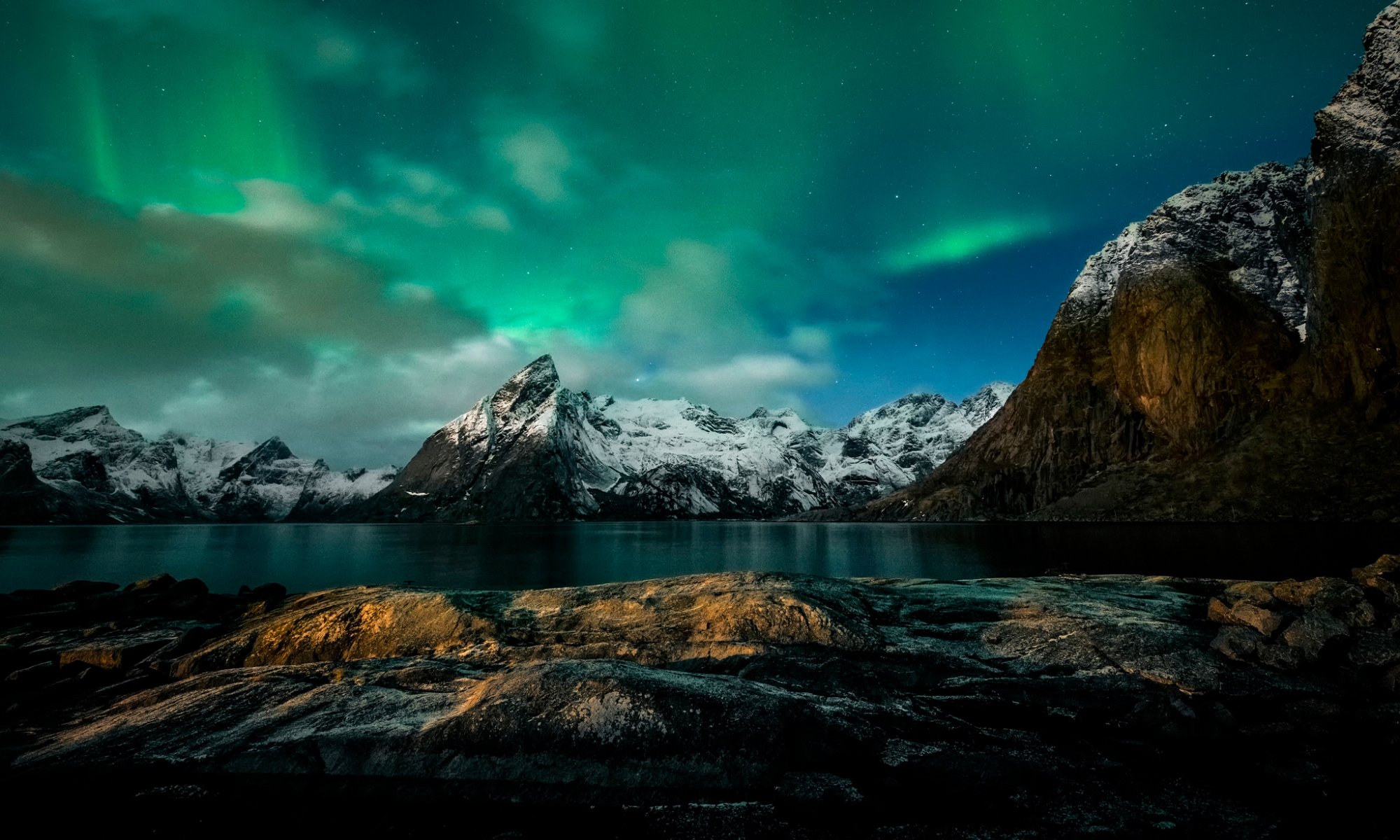 norvegia notte montagne aurora boreale