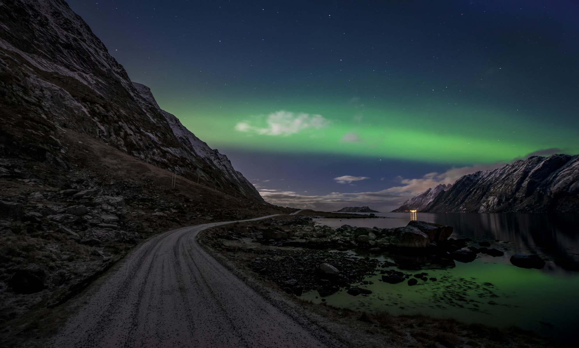 lofoten noruega aurora boreal rocas carretera noche cielo nubes