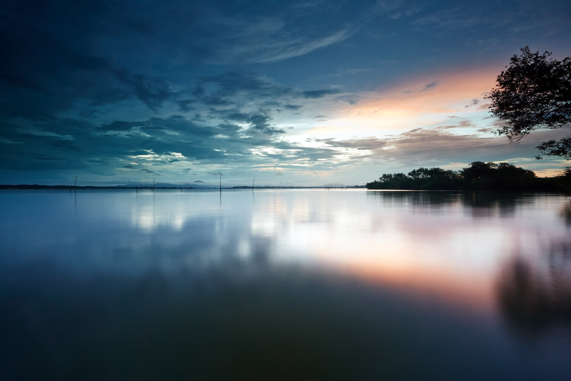 lago agua superficie costa árboles mañana amanecer cielo nubes