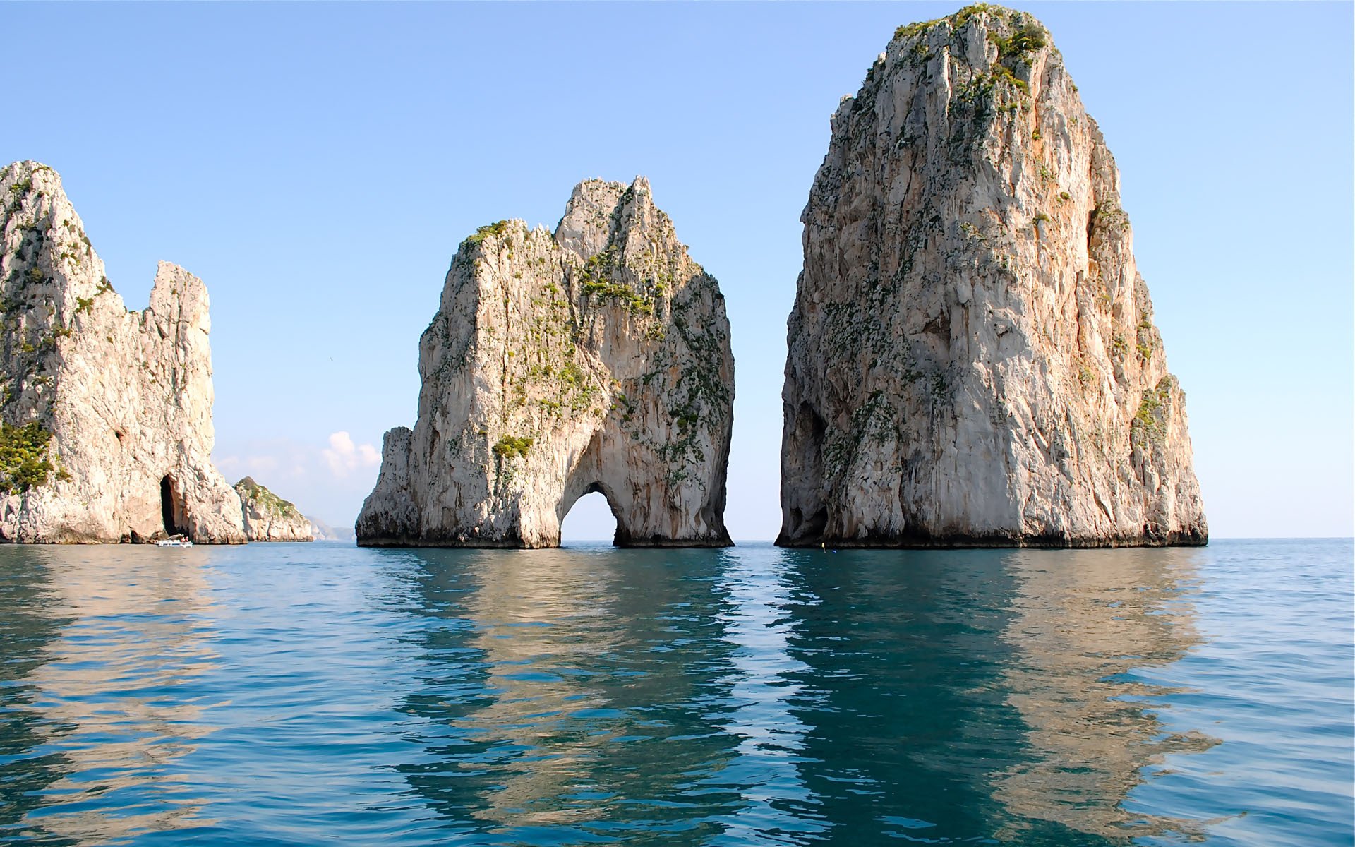 mer roches arche surface réflexion océan