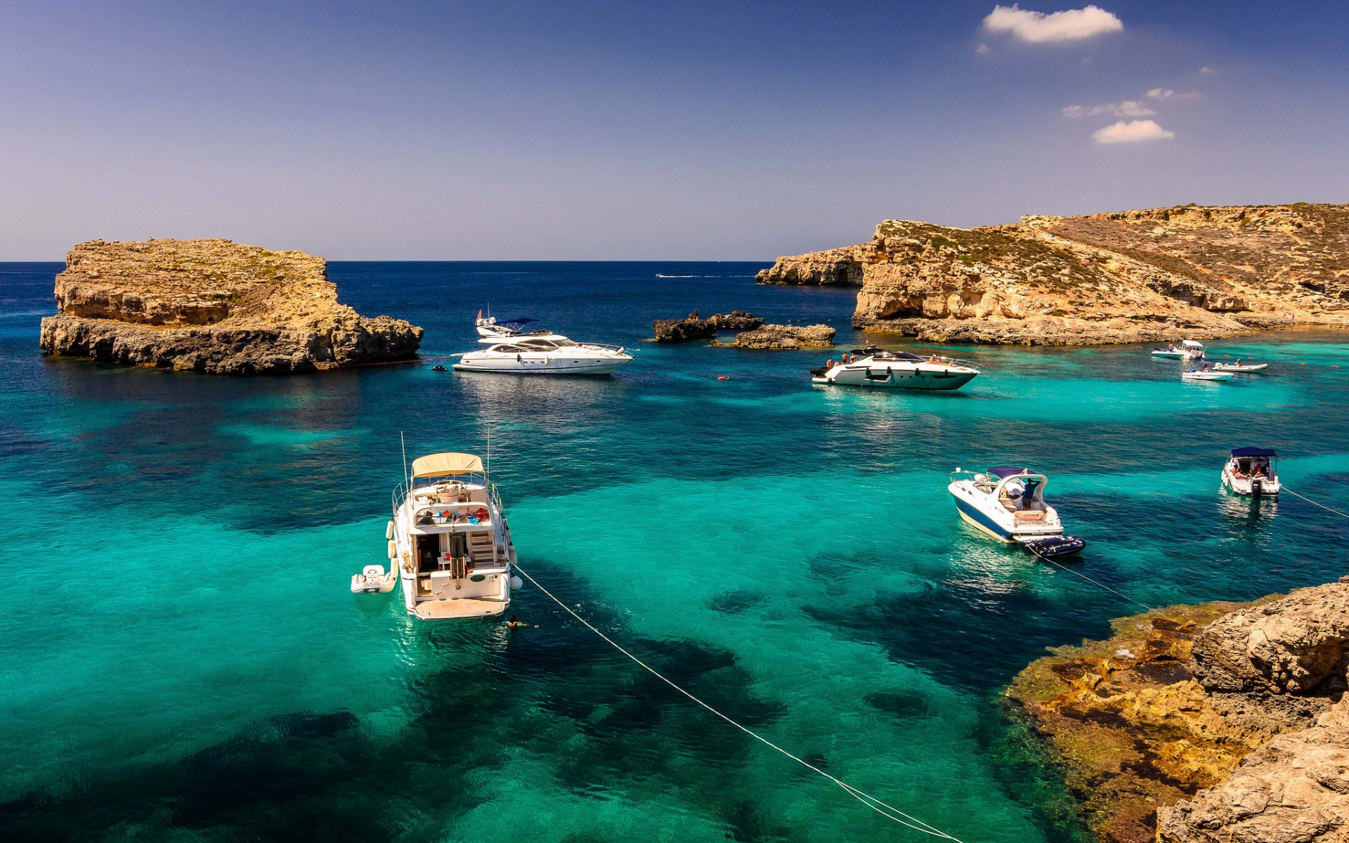 malta jachty ocean skały lato