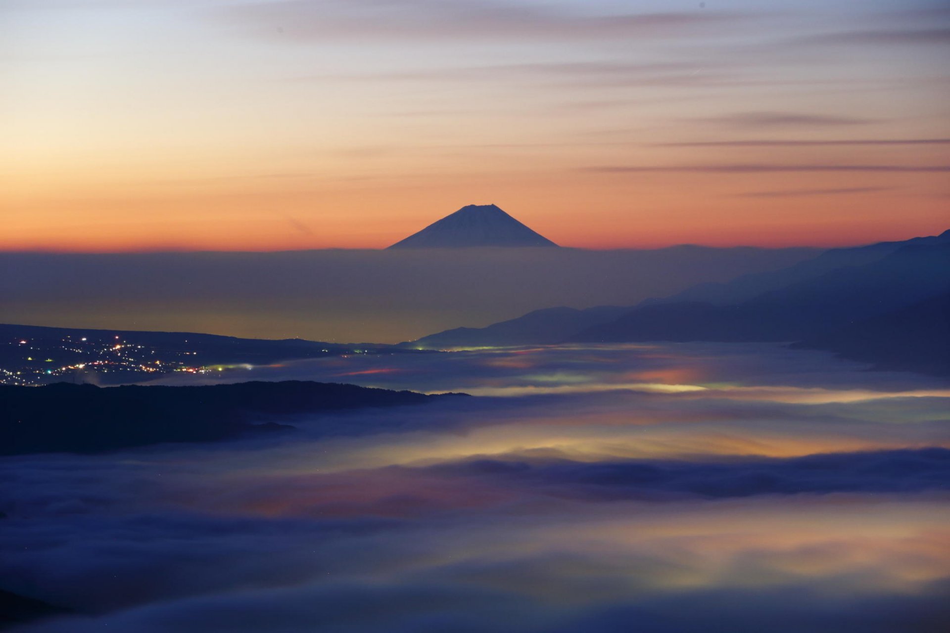 fuji giappone montagne nuvole alba paesaggio natura foschia città bagliore