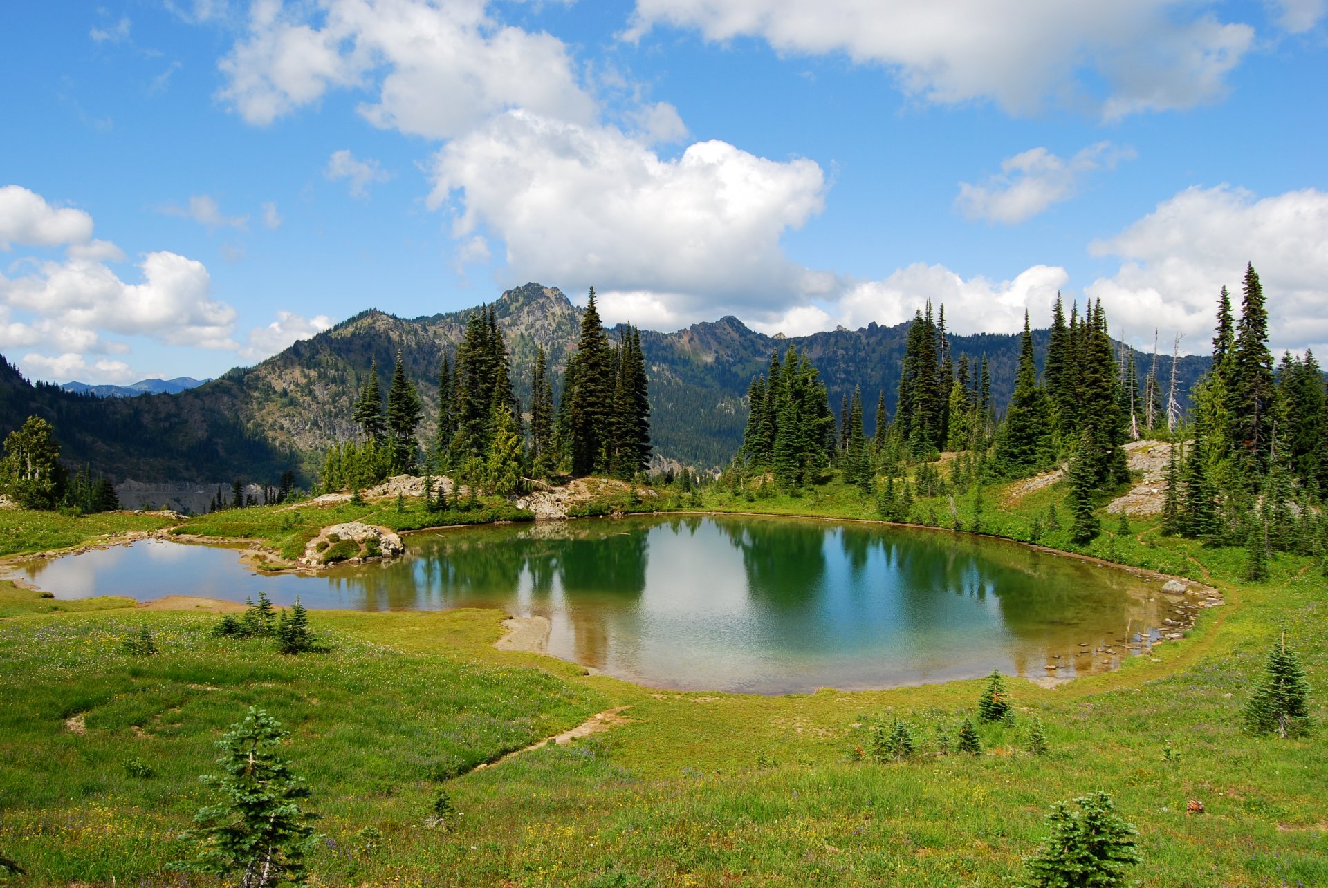 montagnes lac herbe arbres ciel nuages