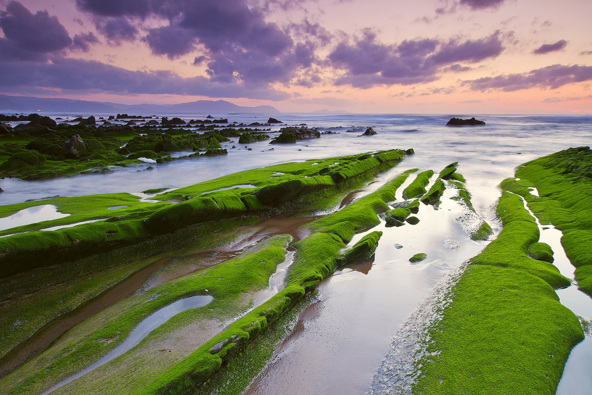 natur spanien barrique meer felsen steine moos himmel wolken