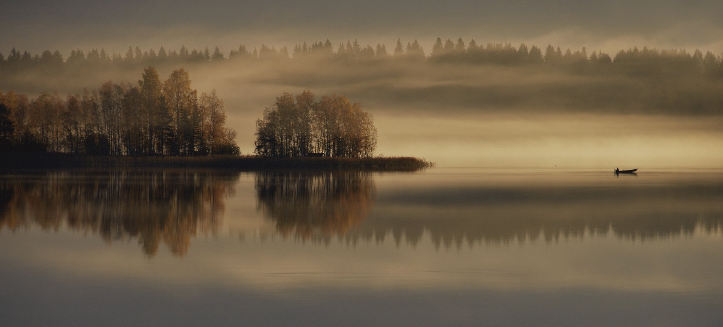 lago autunno barca nebbia