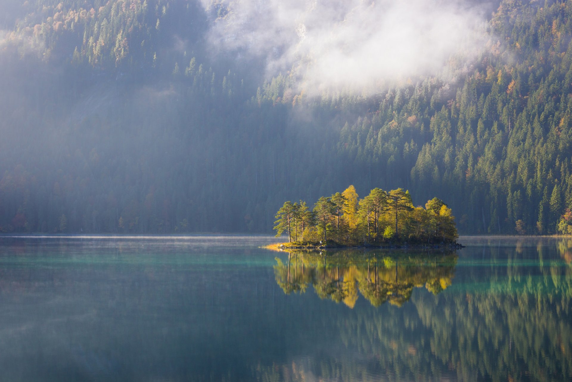 montagne pente forêt lac île réflexion automne