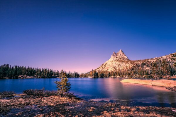 Lago al pie de la montaña con un hermoso cielo