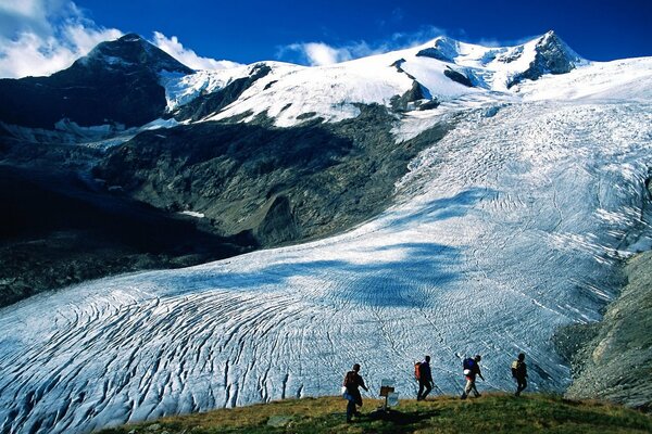 Turisti sullo sfondo di paesaggi alpini