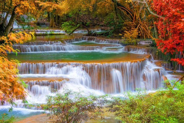 El paisaje otoñal abre la vista a la cascada