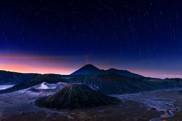 Vue nocturne d un volcan en Indonésie