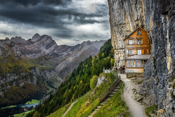 Alpes Suisses. Photo de la pension dans les montagnes. Belle vue sur les montagnes