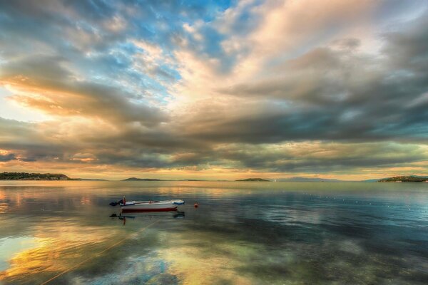 Meer, Himmel, Sonnenaufgang und Boot