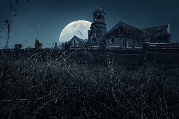 Vollmond hinter dem Nachtkloster