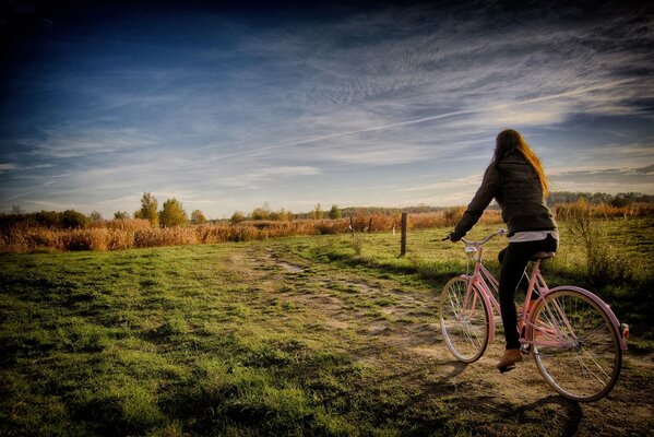 Chica monta en bicicleta