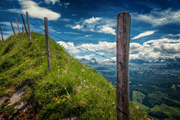 Vue depuis le sommet clôturé par une épine