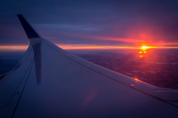 Blick aus dem Flugzeug in den Sonnenuntergang