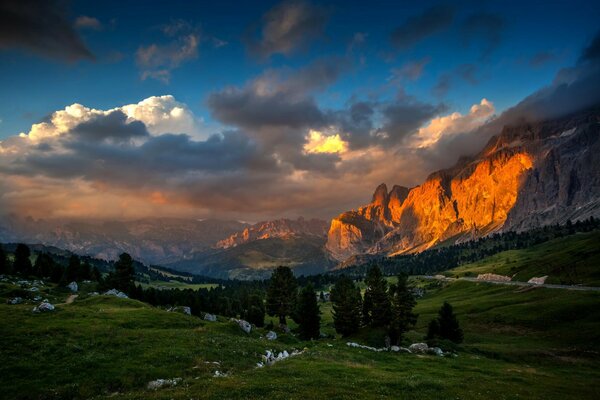 Montañas en el valle del bosque al atardecer