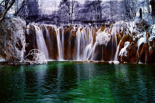 Paysage d hiver Croate-une cascade se jette dans la rivière