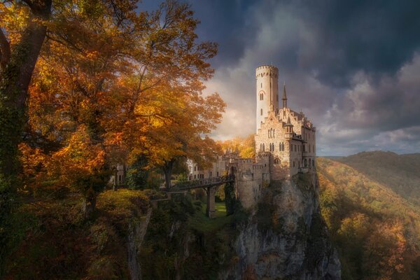 Ein Schloss in der orangefarbenen Natur