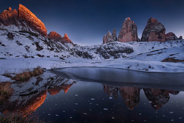 Reflejo de las montañas nevadas en el lago