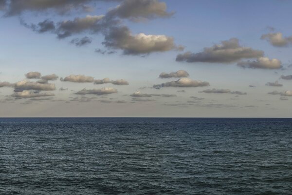 Nuages dans le ciel au-dessus de la mer en Espagne