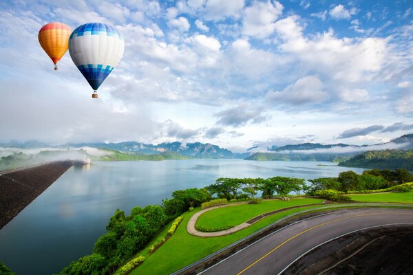 Ballons dans le ciel avec des nuages