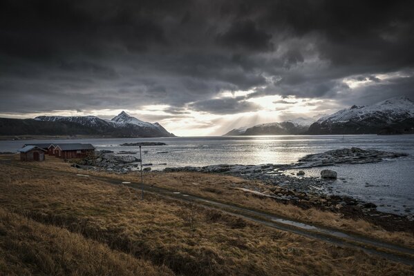 Cielo nuvoloso Norvegese sopra il lago