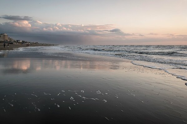 Strand mit rosa Sonnenuntergang beleuchtet