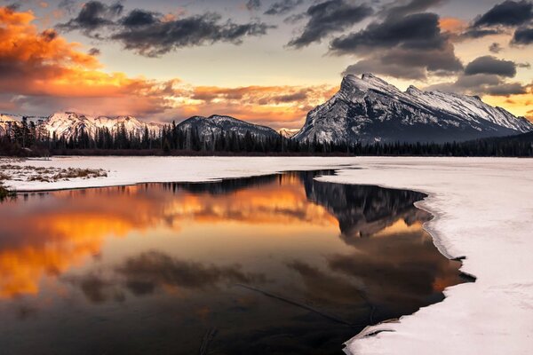 Freddo tramonto invernale sulle montagne