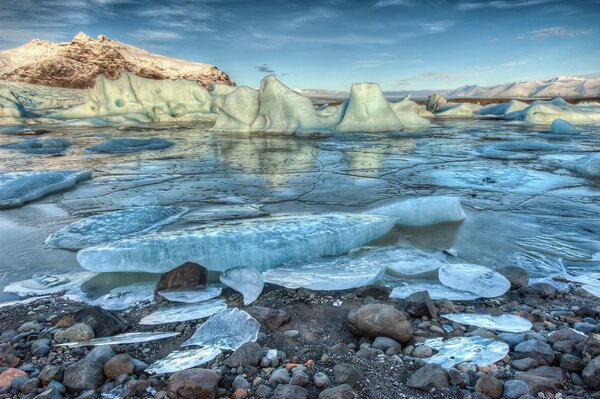 La belleza de las costas de Islandia y las piedras