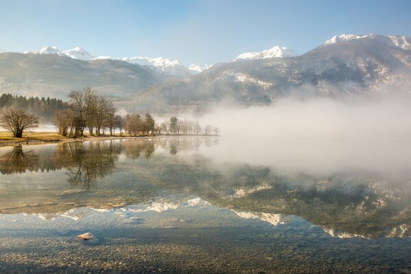 Die mächtigen Berge, die mit Schneekappen bedeckt waren, umhüllten dichten Nebel