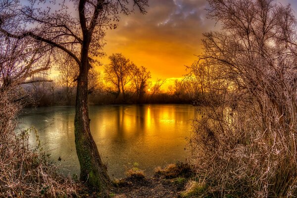 Lac Savica en Croatie au coucher du soleil