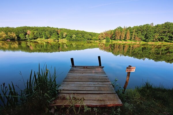 Kładki nad jeziorem. Jezioro wiejskie