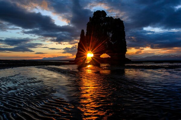 Felsen, Meer vor Sonnenuntergang Hintergrund