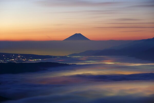 Una ciudad en Japón con el telón de fondo del Monte Fuji