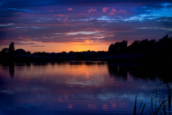 Rivière bleue au coucher du soleil enchanteur