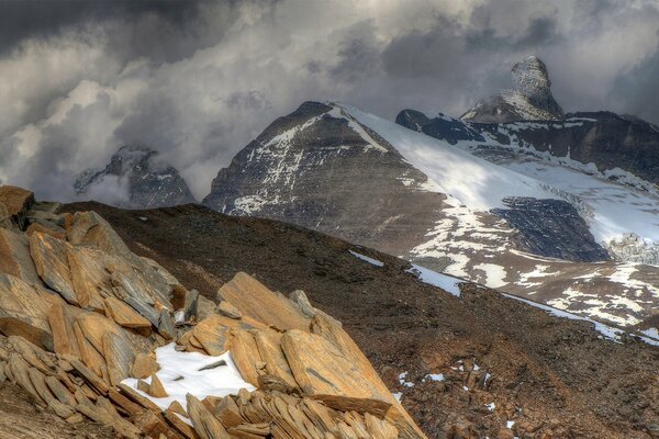 Montagne Rocciose con cime nella neve