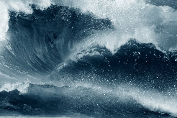 Onde del mare con schiume e spruzzi