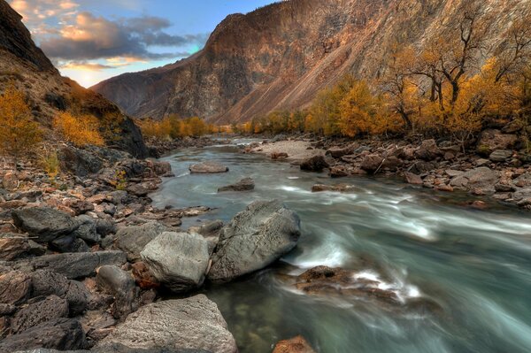 Fiume autunnale in Altai in ottobre