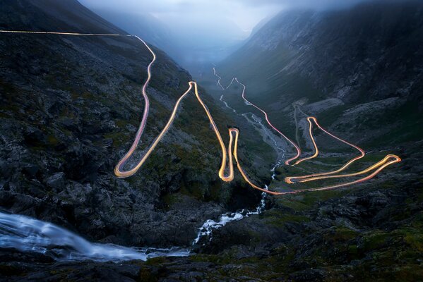 Inusual carretera brillante en Noruega