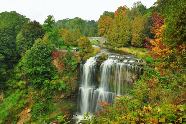 Herbst Wasserfall. Herbstliche Landschaft