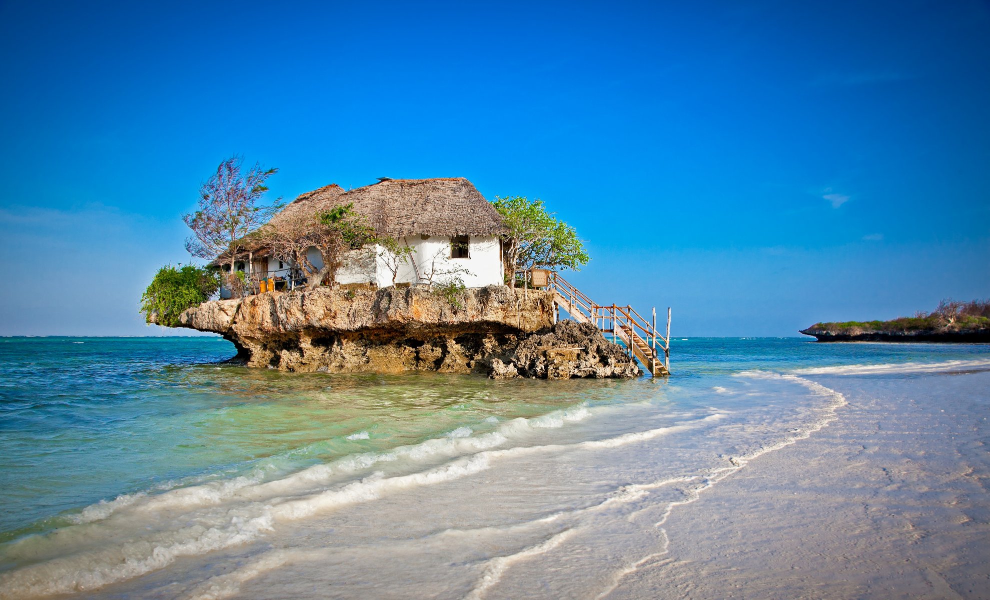 isla casa escalera mar árboles