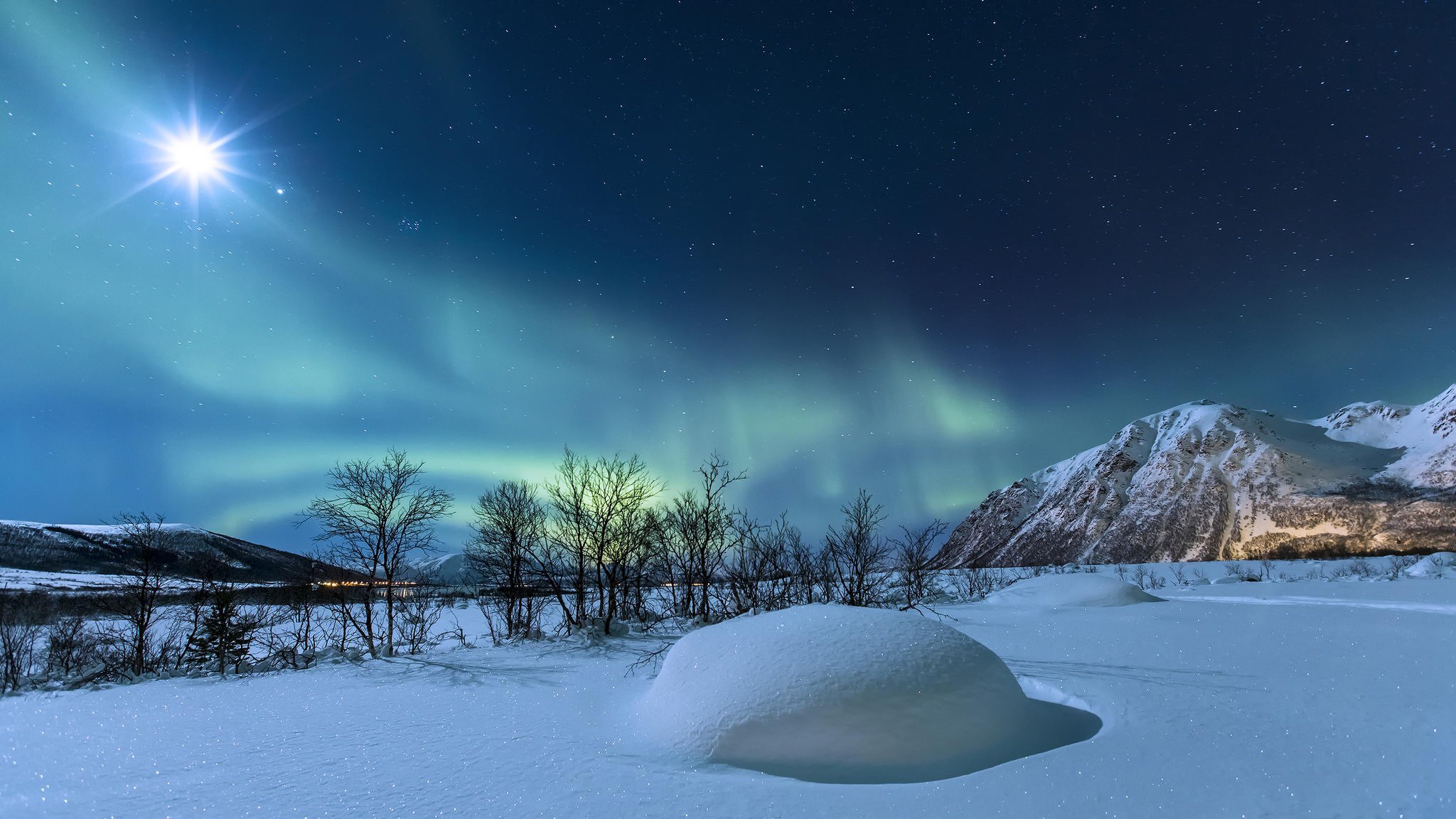 noruega invierno montañas nieve noche estrellas aurora boreal luna