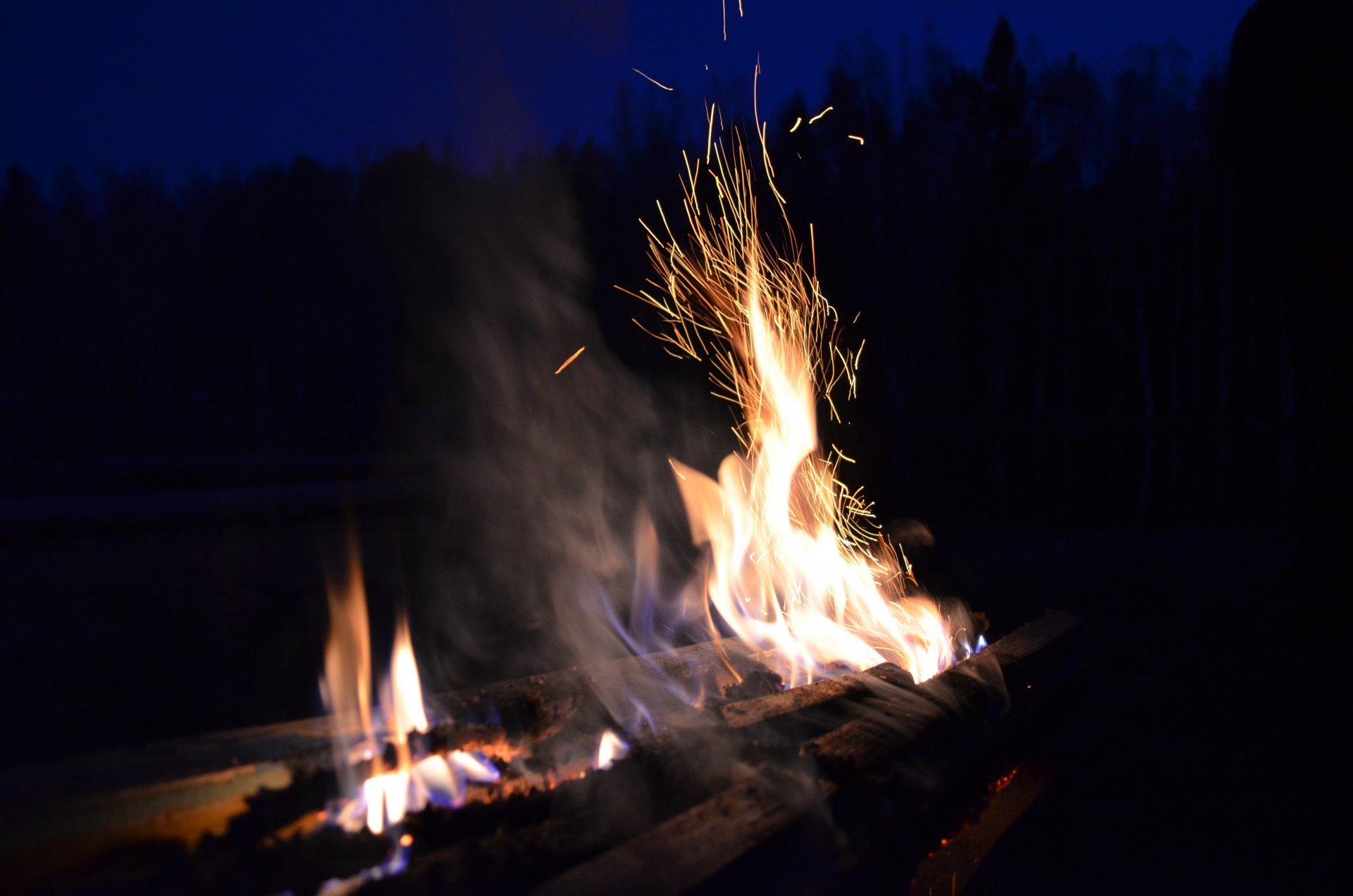 fuoco fiamme scintille falò