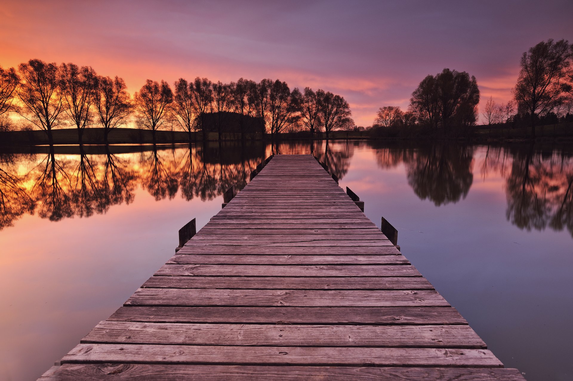 deutschland bayern fluss holz brücke ufer bäume abend sonnenuntergang himmel reflexion