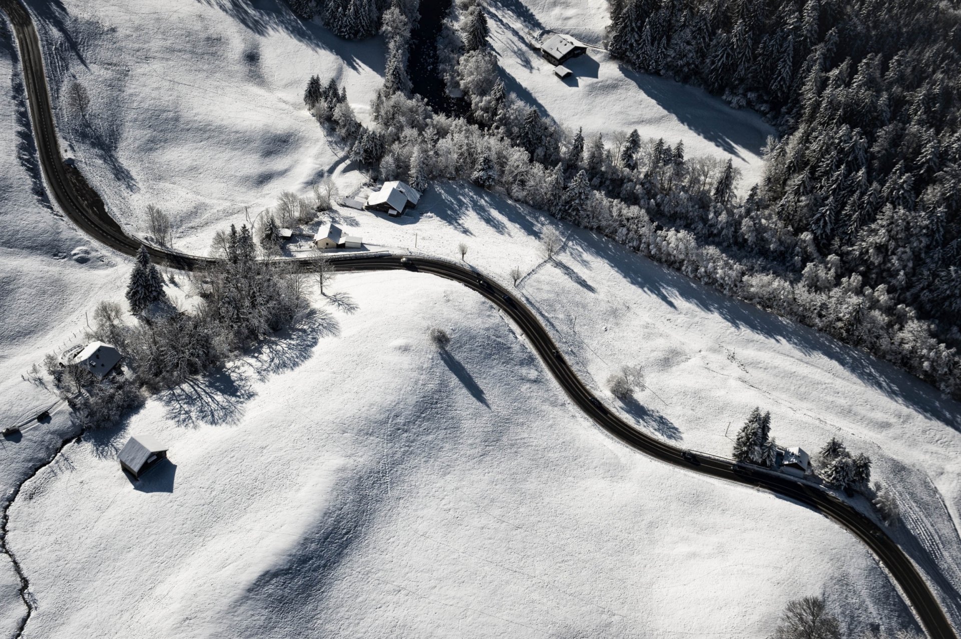 vue d en haut champ route neige maisons