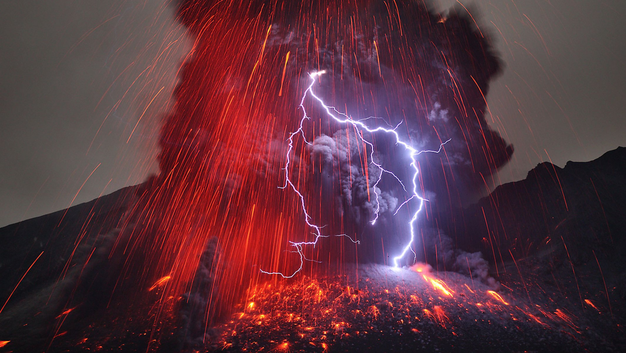 volcan cendres lave feu fumée orage foudre élément